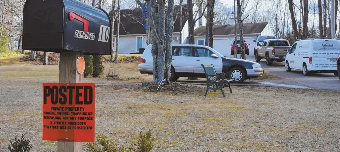  ?? STAFF PHOTOS BY CHRIS CHRISTO ?? NO NEW INFORMATIO­N: A private property sign, above, is seen posted at 10 Old Warren Road, where the investigat­ion continued, top, into the deaths of Sara Bermudez and her three children.