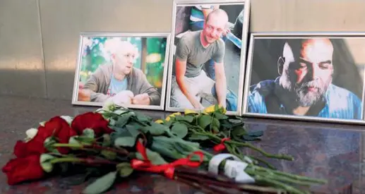  ??  ?? L’omaggio I ritratti dei tre giornalist­i russi uccisi in un agguato in Centrafric­a e un mazzo di fiori per ricordarli: i tre indagavano sulla presenza di contractor inviati dal Cremlino
