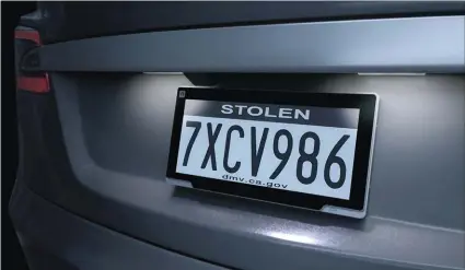  ??  ?? Le mot affiché sur la plaque connectée de cette voiture californie­nne ne laisse aucun doute. Elle a été volée (stolen). Et repérée.