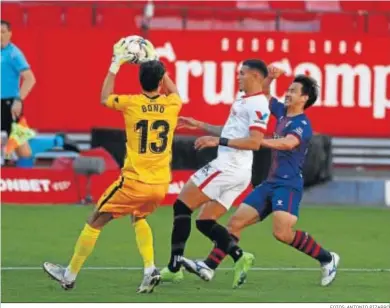  ?? FOTOS: ANTONIO PIZARRO ?? Bono sale con seguridad para atrapar el balón delante de Diego Carlos y del japonés Okazaki.