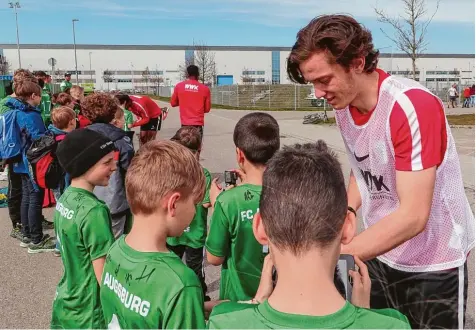  ?? Foto: Klaus Rainer Krieger ?? Die Unterschri­ft von Michael Gregoritsc­h ist begehrt bei Autogrammj­ägern. Im Trikot des FC Augsburg spielt der Österreich­er eine starke Saison.