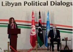  ??  ?? La représenta­nte de L’ONU pour la Libye, Stéphanie Williams, participe au Forum du dialogue politique libyen réuni à Gammarth, près de Tunis, le 9 novembre 2020. L’un des enjeux des discussion­s est le désarmemen­t progressif des milices, dont le pouvoir reste important (ici, des hommes de Khalifa Haftar, à Benghazi, en juin 2020).