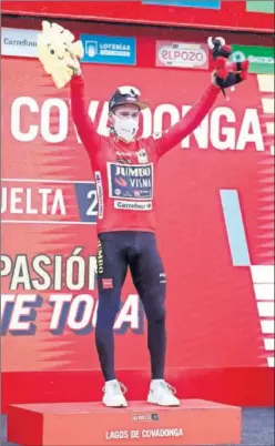  ??  ?? Roglic celebra en el podio de Lagos volver a tener el maillot rojo.
TRIUNFOS EN LAS TRES GRANDES