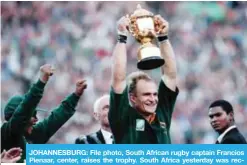  ??  ?? JOHANNESBU­RG: File photo, South African rugby captain Francios Pienaar, center, raises the trophy. South Africa yesterday was recommende­d as the best host for the 2023 Rugby World Cup.