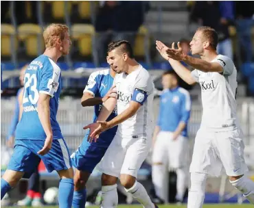  ?? Foto: imago/Werner Scholz ?? Der Aufreger des Spieltags: Der Meppener Martin Wagner (Mitte) macht Sören Eismann (FC Carl Zeiss Jena) Vorwürfe wegen mangelnden Fairplays, rechts kommt sein Teamkolleg­e David Vrzogic hinzu.