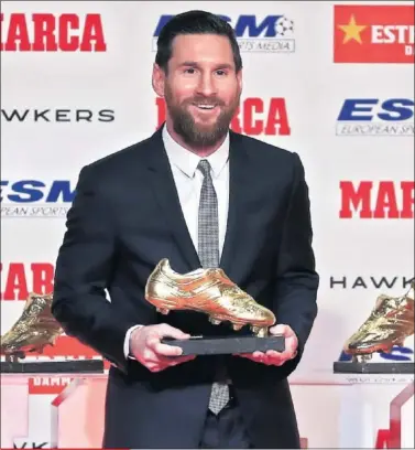  ??  ?? RADIANTE. Messi recibió su quinta Bota de Oro en Barcelona.