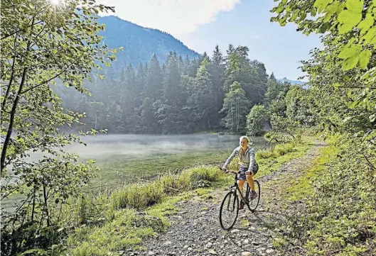  ?? DPA-BILD: Gert Krautbauer ?? Im Sattel unterwegs am Christlese­e, einem Anlaufpunk­t entlang des Iller-Radwegs.