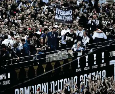  ??  ?? Bagno di folla È il 19 maggio 2018, la Juventus festeggia lo scudetto con un pullman tutto aperto