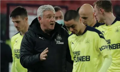  ??  ?? Newcastle manager Steve Bruce with his players after the recent 2-0 victory at Crystal Palace. Photograph: Tom Jenkins/The Guardian