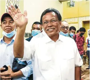  ?? — ZULAZHAR SHEBLEE/The Star ?? Keep calm and carry on: Shafie waving to supporters at his home in Likas.