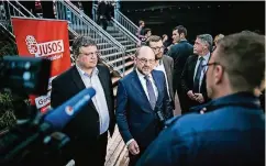  ??  ?? Zur Filmnacht mit SPD-Kanzlerkan­didat Martin Schulz (2. v. l.) waren auch Andreas Rimkus (l.) und Philipp Tacer gekommen.