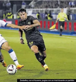  ?? EFE / TERESA SUÁREZ ?? Zedadka, con el Auxerre, pugna con un rival durante un partido.