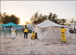  ??  ?? Municipali­ty inspectors and laborers dismantlin­g a tent put up illegally.