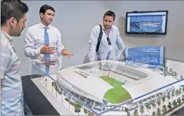  ??  ?? EN PROCESO. Arriba, el estadio en construcci­ón; abajo, las oficinas y una maqueta del futuro campo.