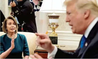  ??  ?? Bei einem Gespräch vor laufenden Kameras lieferte sich US- Präsident Donald Trump im Weißen Haus ein heftiges Wortgefech­t mit der Demokratin Nancy Pelosi.