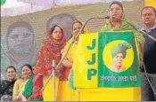  ?? SANT ARORA & MANOJ DHAKA ?? ■ (Clockwise) JJPs Naina Chautala, sitting BJP MLA Sukhvinder Sheoran and Congress’ Ranbir Mahendra addressing rallies in Badhra constituen­cy in Charkhi Dadri.