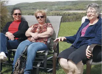  ??  ?? Monique Levesque, Nancy Albert et Jeanne-D’Arc Gagné n’en peuvent plus de la présence de l’usine Nutritec dans leur voisinage. - Acadie Nouvelle: Sébastien Lachance