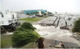  ?? FOTO: DOUGLAS R. CLIFFORD, TAMPA BAY TIMES, AP, NTB SCANPIX ?? STORMFLO: Båter lå veltet mens vannet strømmet over havnen i St. Joe Marina i Florida.