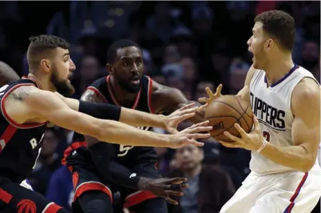  ?? ALEX GALLARDO/THE ASSOCIATED PRESS ?? Blake Griffin, right, and the Los Angeles Clippers put up 30 points in three separate quarters against the Raptors in a 123-115 win on Monday night.