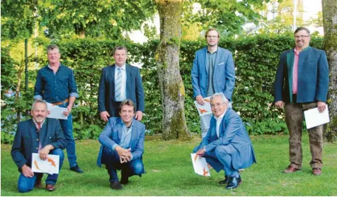  ?? Foto: Dorothee Pfaffel ?? Diese Ehekirchen­er Gemeinderä­te schieden aus ihrem Amt aus: (oben von links) Georg Kugler, Josef Karmann, Johannes Wintermayr und Anton Daferner sowie (unten von links) Paul Strixner, Franz Männling und Ralf Wittmann. In ihren Händen halten sie die Urkunden und Gutscheine.