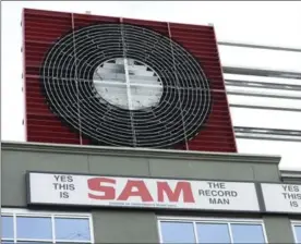  ?? DOUG IVES, THE CANADIAN PRESS ?? Part of the incomplete Sam The Record Man sign in Toronto on Friday. The landmark sign being reinstalle­d in downtown Toronto.