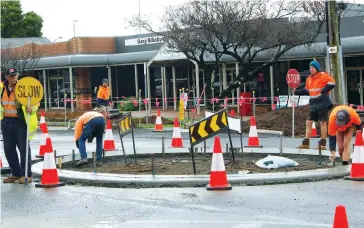  ??  ?? Crews work to finish off the small roundabout at the intersecti­on of Mason and William streets in Warragul. Mason St now has four roundabout­s at the intersecti­ons of Albert St, Palmerston St, William St and Queen St.