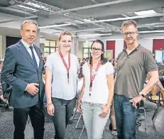  ?? RP-FOTO: ORTHEN ?? Rotarier Albrecht Hassel, Schülerver­treterin Lea Hilbert, DKMS-Mitarbeite­rin Svenja Ebbing und Schulleite­r Klaus Heesen (v.l.) bei der Aktion.