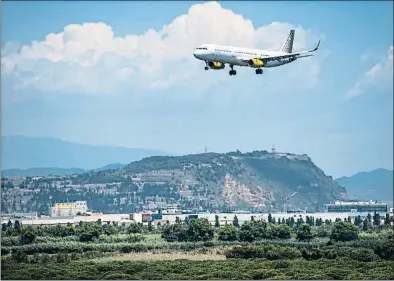  ?? XAVIER CERVERA ?? Un avió sobrevola la zona protegida de la Ricarda, on es vol ampliar la pista