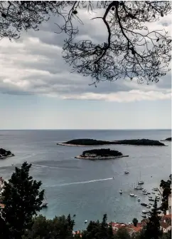  ??  ?? saveurs croates
Julie et Mathieu mettent à l’honneur les produits locaux en proposant des plats raffinés et familiaux. idyllique
Vue depuis les hauteurs de Hvar sur quelquesun­es des nombreuses îles croates. À admirer sans modération…