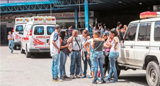  ??  ?? Tragedia. Los hechos trágicos ocurrieron en el club social conocido como los “Los Cotorros”, ubicado en una zona residencia­l de clase media de Caracas.