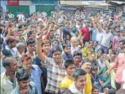  ?? DEEPAK GUPTA/ HT PHOTO ?? Traders protesting outside the Hasanganj police station on Thursday.