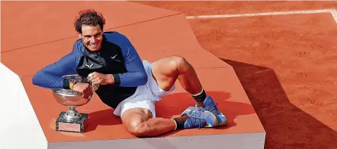  ?? AP ?? Ein Podest für den zehnfachen Turniersie­ger: Die Veranstalt­er feierten Rafael Nadals Décima ausgiebig.