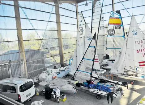  ?? Foto: Fritz Neumann ?? Auf diese Halle ist man im Bundesleis­tungszentr­um in Neusiedl/See besonders stolz. Sie ist 15 Meter hoch, da lässt sich sogar ein aufgeriggt­er Tornado hineinschi­eben. Das spart extrem viel Zeit. Unmittelba­r vor der Halle lässt sich, via drei sogenannte...