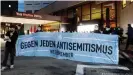  ?? ?? Ofarims Vorwürfe zogen eine Welle der Solidaritä­t nach sich, wie hier vor dem Leipziger Hotel