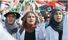  ?? — AFP ?? Iraqi students take part in demonstrat­ions in Najaf on Wednesday.