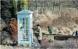  ?? REUTERS ?? La cabina blanca de Itari Sasaki, en su jardín de Otsuchi