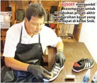  ??  ?? YUSOFF mengambil kesempatan untuk melakukan proses akhir pembersiha­n kasut yang terdapat di kedai Snik.