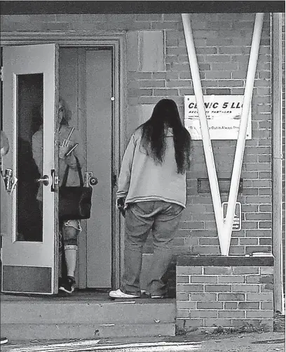  ?? DISPATCH] [FRED SQUILLANTE/ ?? People stand outside Clinic 5 Recovery Partners, a cash-only Suboxone clinic in central Ohio.