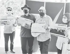  ??  ?? UNTUK RAKYAT: Awang Tengah (tiga kiri) ketika mengadakan lawatan kerja ke tapak projek Anjung Usahawan Telok Melano, semalam.