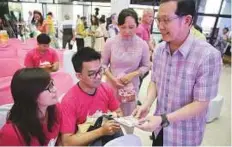  ?? Reuters ?? A public health officer gives prenatal vitamins to a couple on Valentine’s Day in Bangkok, Thailand yesterday.