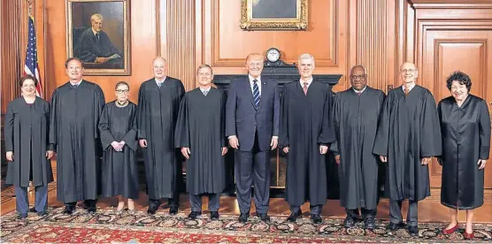  ?? (AP) ?? Visita. Trump posó para la foto con los miembros de la Corte Suprema de Justicia de su país. Hasta allí llegó el mandatario con su veto migratorio.