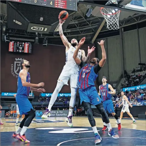  ??  ?? Vincent Poirier lanza ante la defensa de Brandon Davies y la mirada de Nikola Mirotic y Kyle Kuric en la final de la Supercopa 2021.