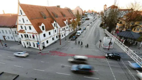  ?? Foto: Marcus Merk ?? Stau wegen des großen Verkehrsau­fkommens in der Gersthofer Bahnhofstr­aße. Über einen Umbau der Strasserkr­euzung will die Stadt Gersthofen diese Straße für Autofahrer unattrakti­v machen. Bis zur Brahmsstra­ße soll bald Tempo 20 gelten, so der Beschluss des Planungsau­sschusses.