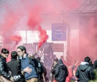  ??  ?? Disordini Un gruppo di manifestan­ti durante il corteo del 7 maggio 2016