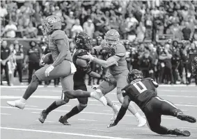  ?? Eric Christian Smith/Contributo­r ?? Sam Houston’s Dezmon Jackson scores the go-ahead touchdown with less than a minute remaining in the 96th edition of the Battle of the Piney Woods.