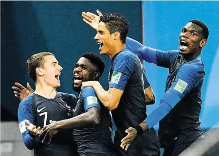  ?? AP ?? Antoine Griezmann, Raphaël Varane und Paul Pogba feiern Siegesschü­tze Samuel Umtiti (Zweiter von links).