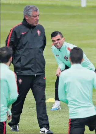  ??  ?? UN RESPIRO. Cristiano rotará contra Nueva Zelanda pensando en las semifinale­s de la