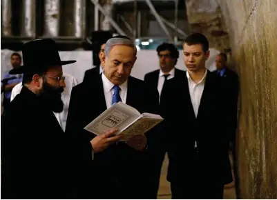  ?? RONEN ZVULUN/REUTERS/NTB SCANPIX ?? Israels statsminis­ter Benjamin Netanyahu (i midten) leser en bønn med rabbi Shmuel Rabonowitz. Sønnen Yair til høyre. Bildet er fra 2015.