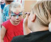  ??  ?? In der elternfrei­en Zone konnten sich Kinder wie hier etwa Jor dan in ein Einhorn verwandeln lassen.