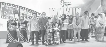  ??  ?? Team Cabi Goronong posing for a group photo with Rosey (front, fifth right) and other guests after receiving their prize for winning the children’s category.